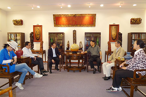 空军副司令员何为荣中将莅临参观冠和博物馆
